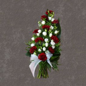 Hautajaiskimppu valkoisilla ja punaisilla kukilla