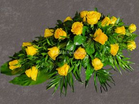 Hautajaiskukat keltaisilla ruusuilla