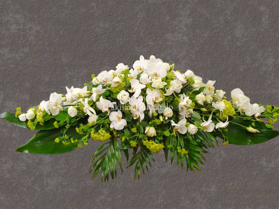 Valkoisia kukkia hautajaisiin