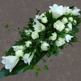 Valkoisista kukista sidottu hautajaiskimppu